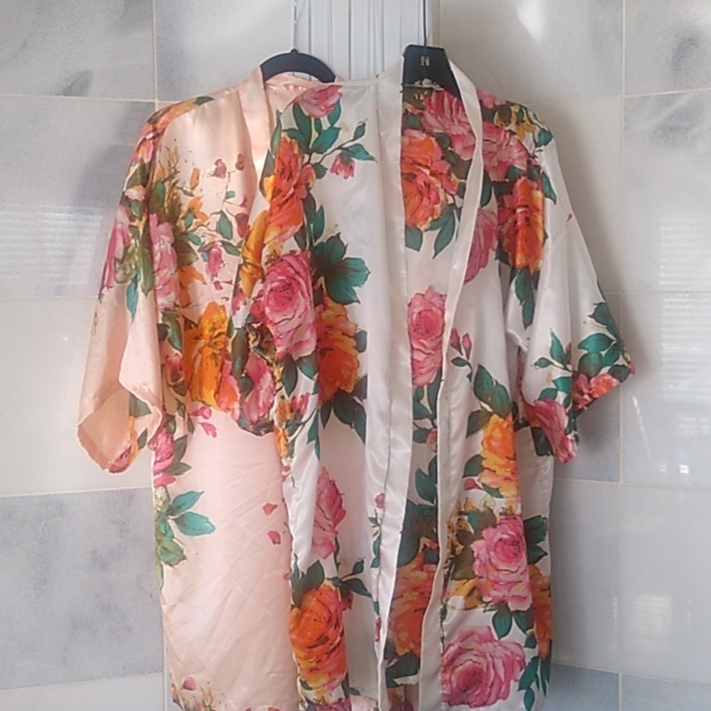 2 flowered Robes white and Peach Medium. Women's